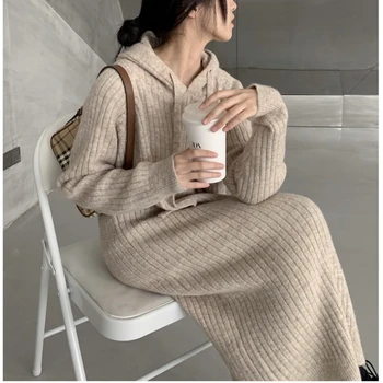  Корейската версия на есенно-зимния свободно рокля-пуловер с качулка със средна дължина, Утолщенное трикотажное рокля с дължина до коляното
